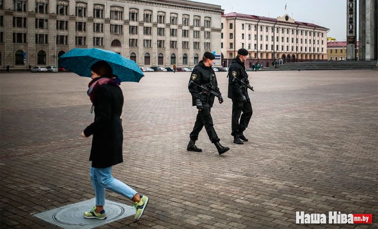 В Минске на Октябрьской площади замечены автоматчики