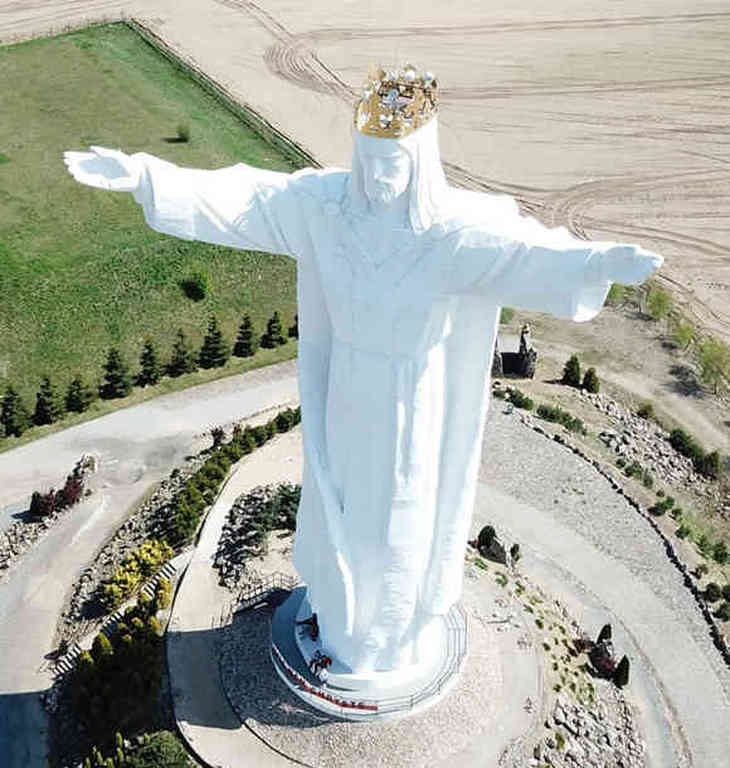 В Польше статуя Иисуса Христа начала раздавать интернет