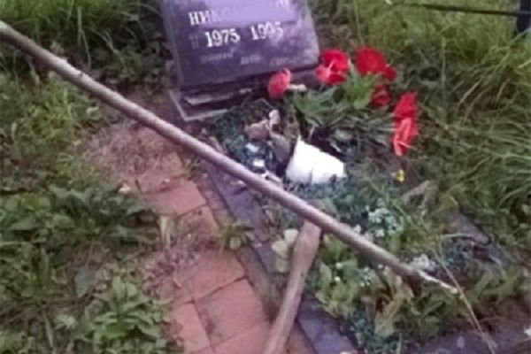 Одноклассник покойного повредил памятник топором и воткнул в могилу осиновый кол