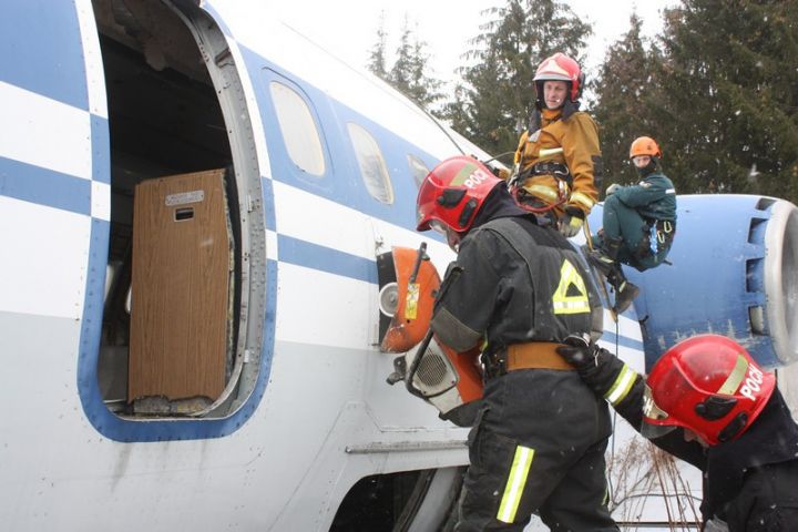 МЧС провело учения по спасению людей из терпящих бедствие самолетов
