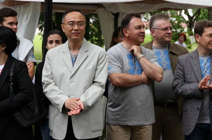 Глава МИД Макей одел иностранных дипломатов в вышиванку