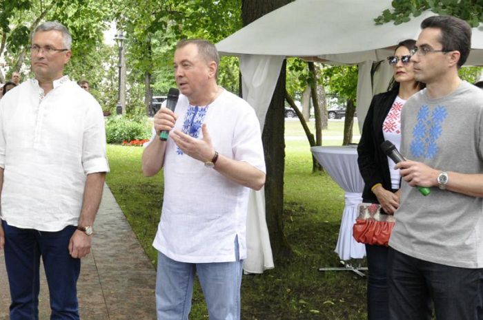 Глава МИД Макей одел иностранных дипломатов в вышиванку