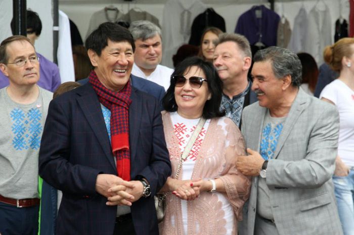 Глава МИД Макей одел иностранных дипломатов в вышиванку