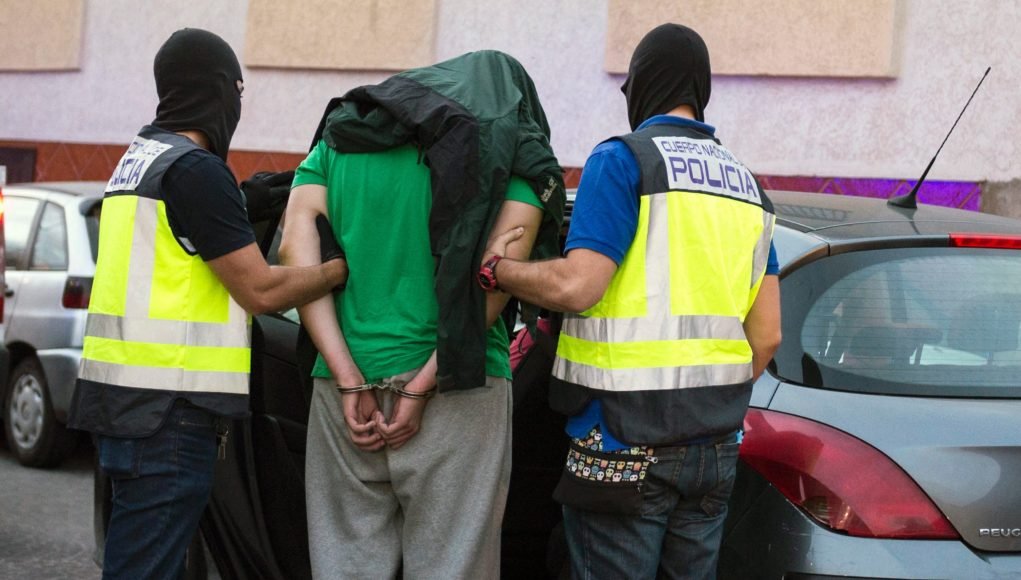 Марокканский полицейский. Задержание в Испании. Шесть подозреваемых Викас Сваруп. Обвинили в связях с