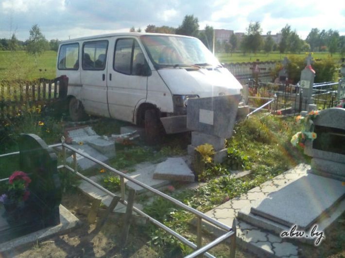 В Жабинке пьяный бесправник снес забор кладбища и повредил надгробья‍