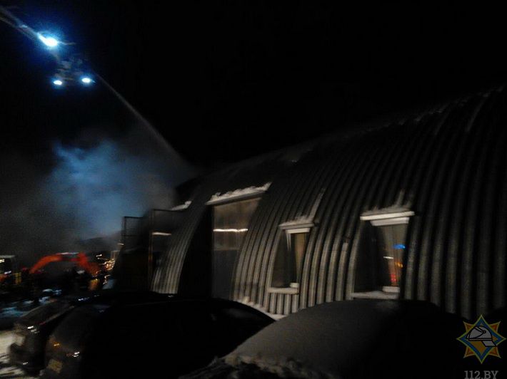 В Минском районе спасатели ликвидировали пожар на складе спецтехники