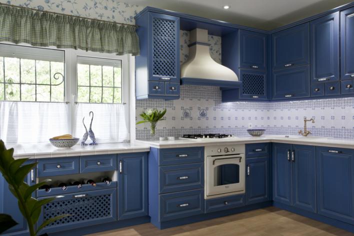 Синий цвет на  кухне