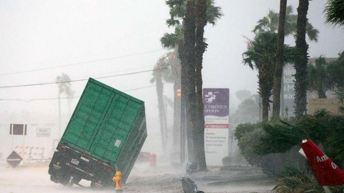 В соцсетях выкладывают фото последствий урагана «Харви»‍