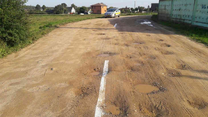 В Дзержинском районе работники дорожной службы разметили гравийный участок дороги