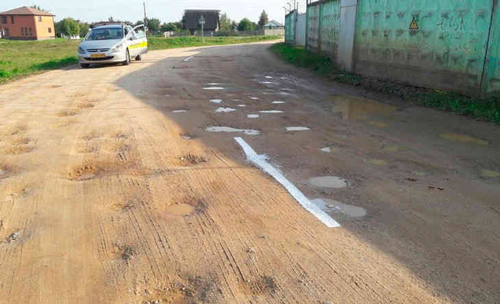 В Дзержинском районе работники дорожной службы разметили гравийный участок дороги