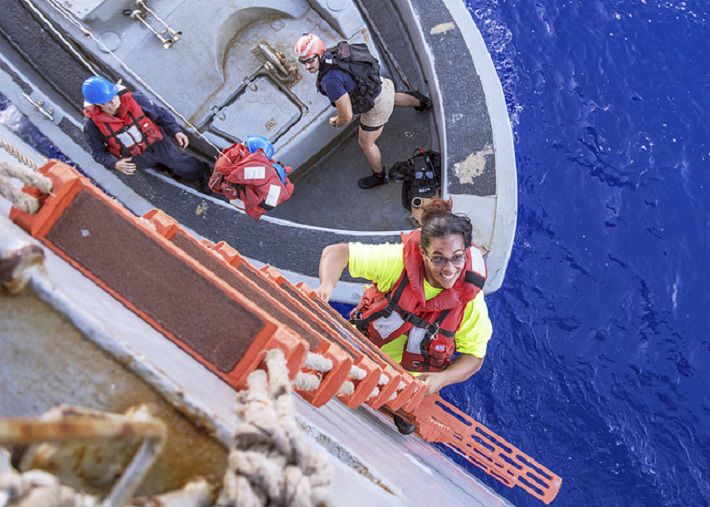 В Тихом океане спасли дрейфовавших 5 месяцев на яхте девушек‍