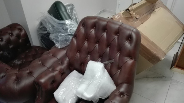 Рабочие украли со склада одного из столичных торговых центров кожаные кресла, а также тумбочки на сумму 44 тыс. руб.