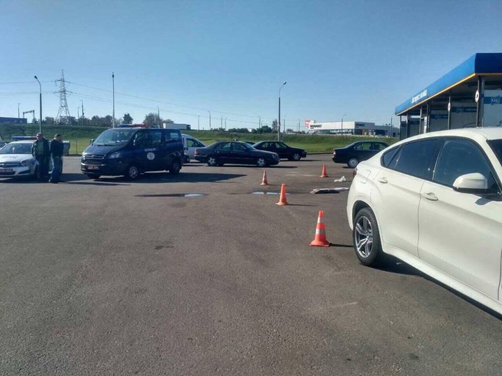 В Минске на заправке BMW X6 тяжело травмировал женщину