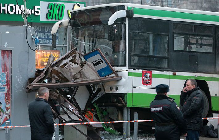 В Москве автобус протаранил остановку - есть пострадавшие 