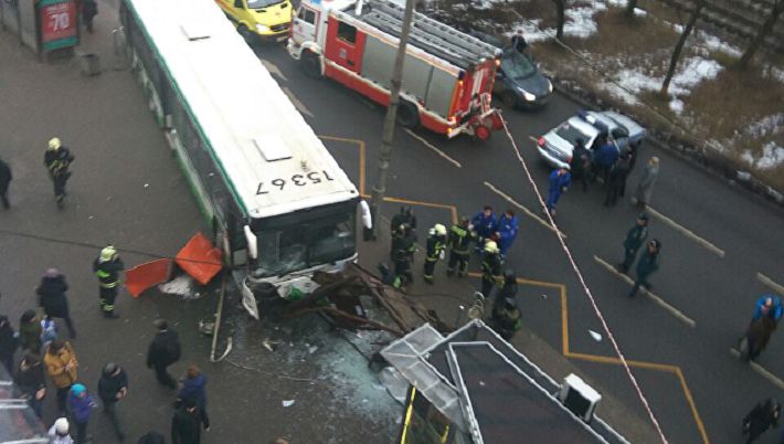 В Москве автобус протаранил остановку - есть пострадавшие 