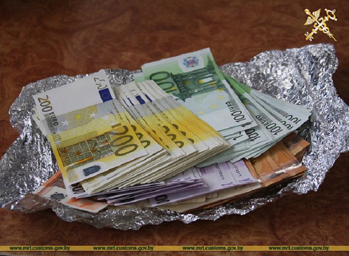Минские таможенники обнаружили в посылке с конфетами 25 тыс. евро