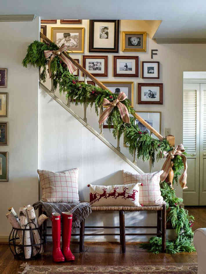 Красивое новогоднее оформление лестницы в доме