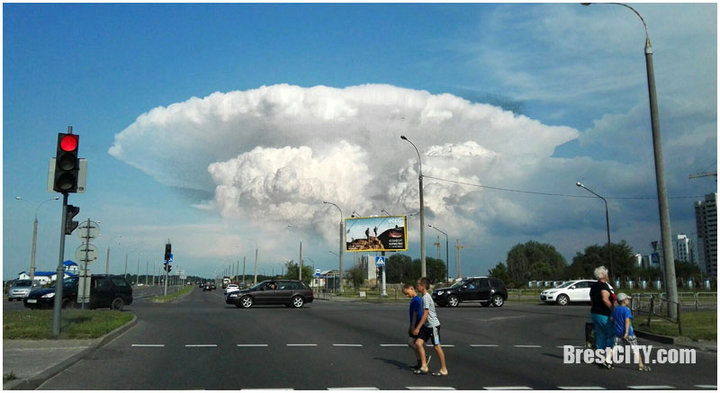Фотофакт: В небе над Брестом заметили «ядерное» облако