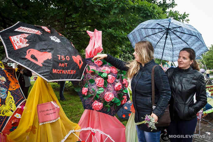 Парады зонтов и колясок в День защиты детей прошли в Могилеве