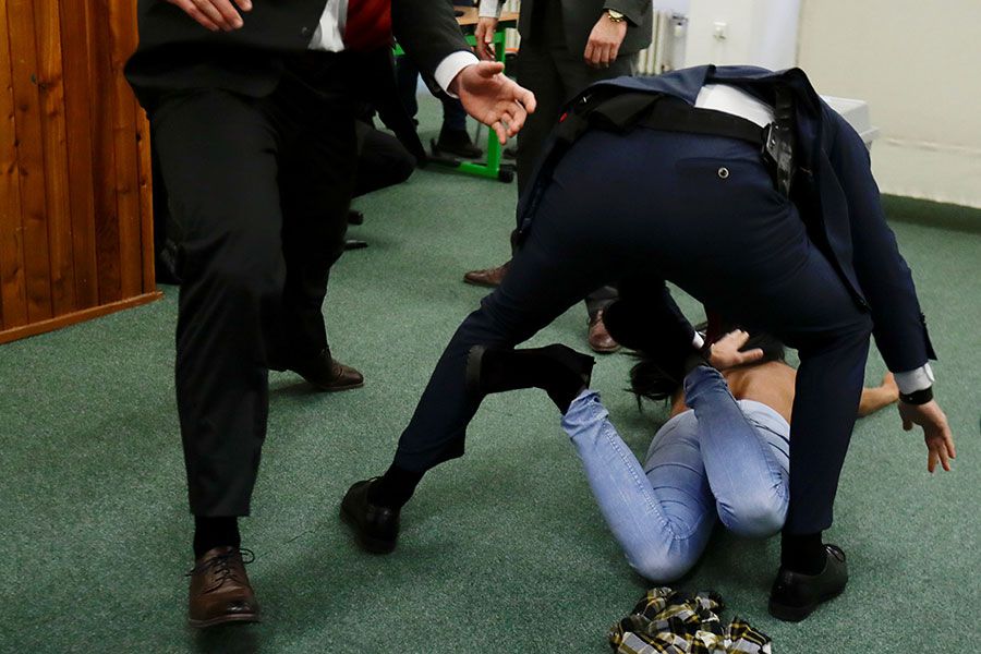 Активистка Femen напала на президента Чехии на избирательном участке‍