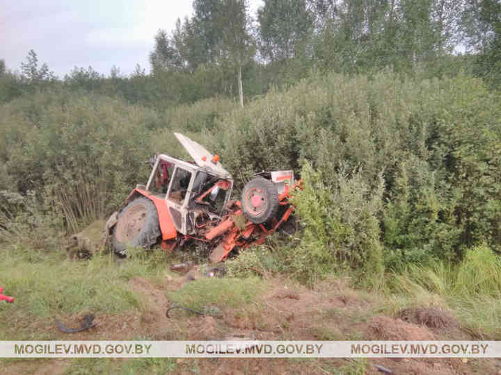 В Дрибинском районе микроавтобус влетел в попутный трактор