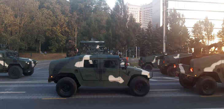 По улицам Минска проехала боевая техника. Как военные тренируются к параду