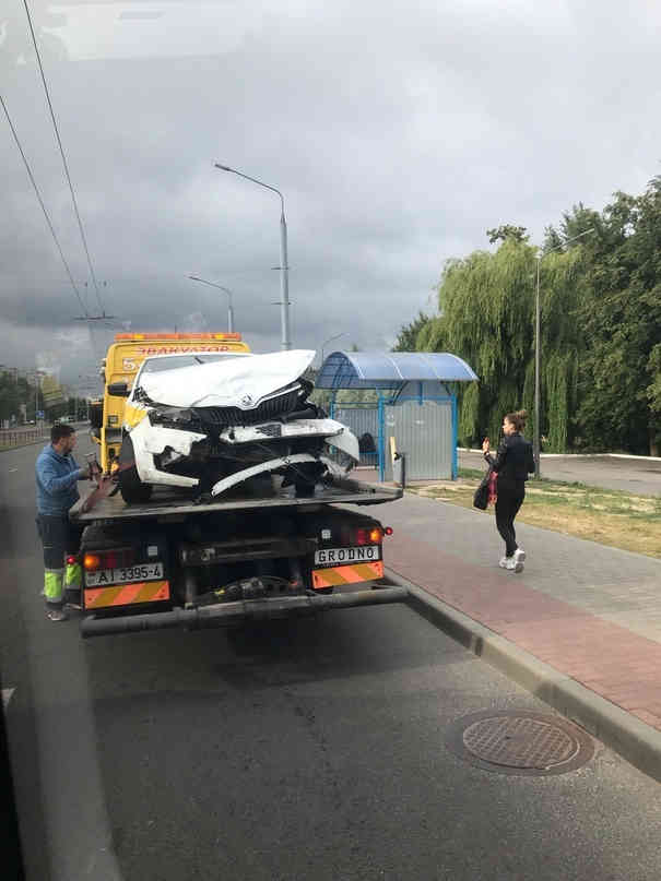 Такси и минивэн не поделили перекресток в Гродно: история закончилась печально
