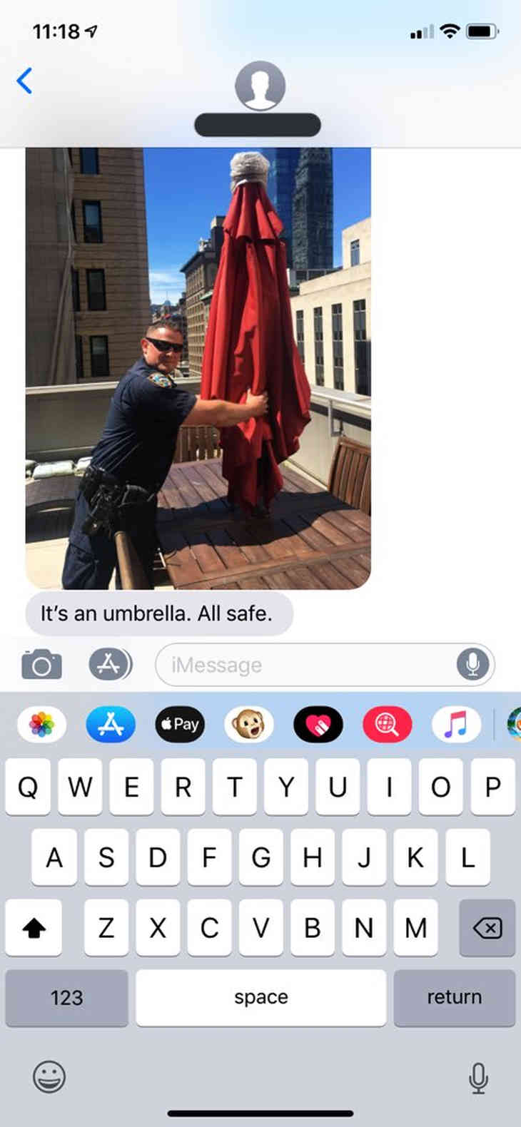 Женщина вызвала полицию, приняв зонт на крыше за самоубийцу в накидке