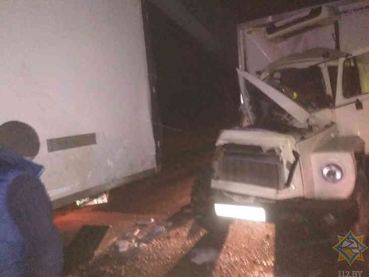 Два грузовика столкнулись в Слуцком районе: работники МЧС спасли водителя