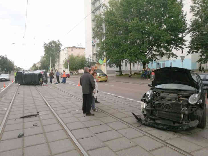 В Витебске легковушка перевернулась и вылетела на трамвайные пути