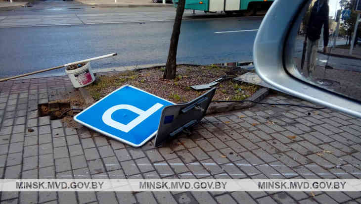 Водитель Subaru снес светофор и разбил четыре легковушки в Минске