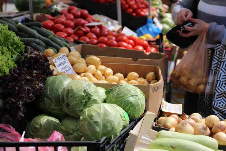 «Черешня – 25 рублей, картошка – 3,5 рубля»: что почем продают на Центральном рынке в Гродно 
