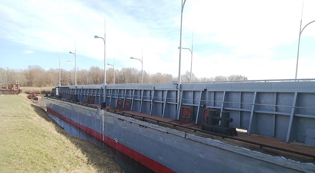 В Пинск доставили наплавной мост