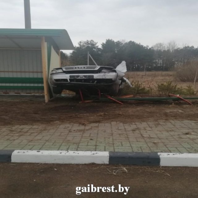 В Каменецком районе автомобиль влетел в остановку