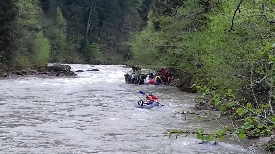 Грузовик с туристами из Беларуси упал в реку в Карпатах, есть погибшие