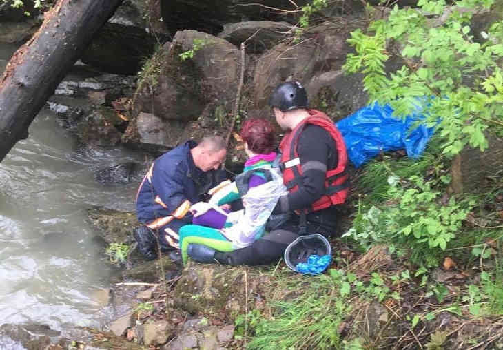 Грузовик с туристами из Беларуси упал в реку в Карпатах, есть погибшие