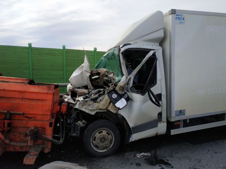 На могилевской трассе фургон врезался в ГАЗ и трактор