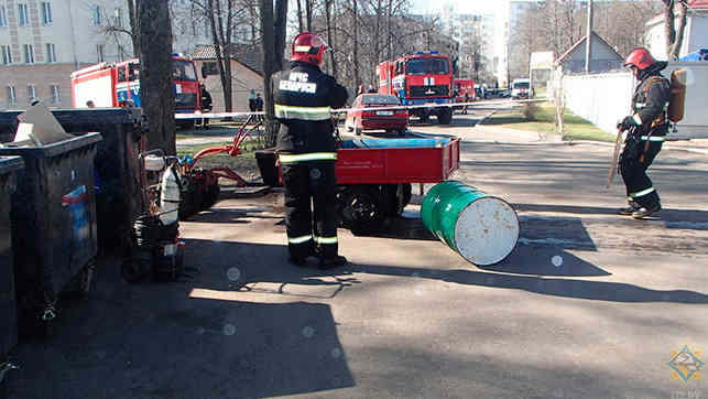 В Минске спасатели предотвратили взрыв баллонов при пожаре в гараже