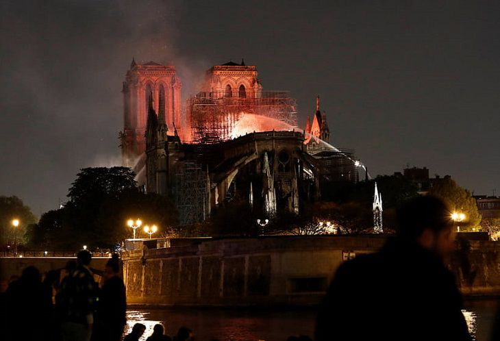 Макрон назвал пожар в соборе Парижской Богоматери ужасной драмой