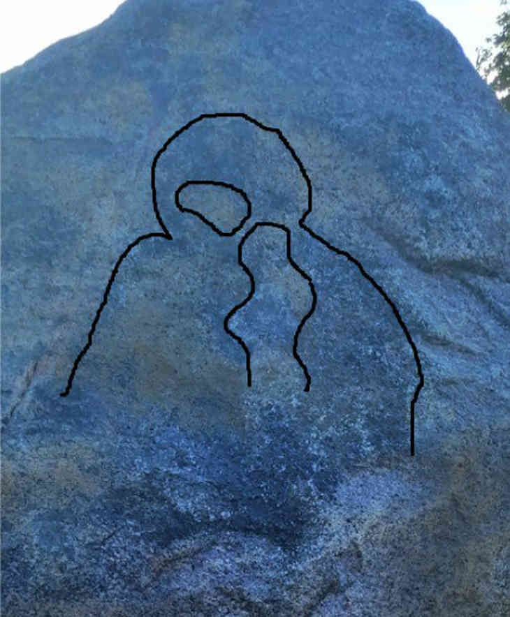 Образ Божьей матери увидели брестчане на камне в городском саду