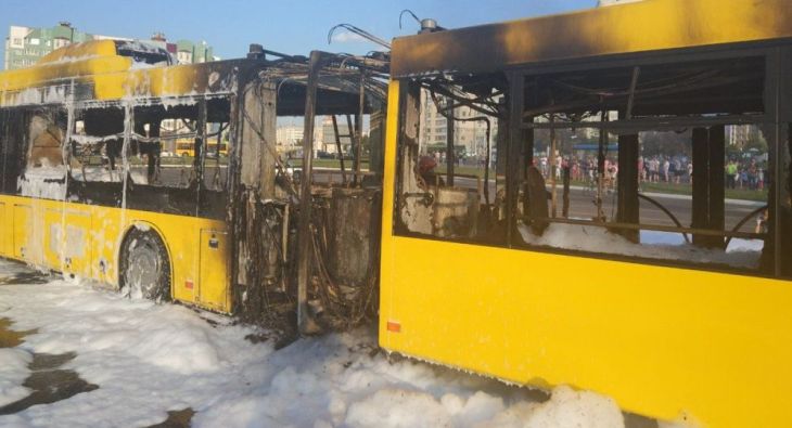 «Черный дым поднялся над городом»: в Минске горел автобус 