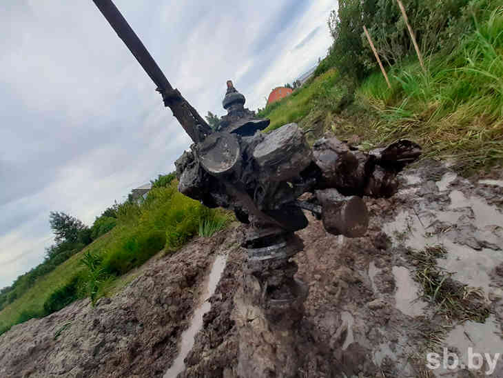 В Столинском районе из болота вытащили советский Ил-4 с человеческими останками