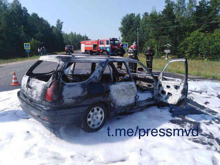 В Светлогорском районе автомобиль и скутер сгорели после столкновения, два человека пострадали
