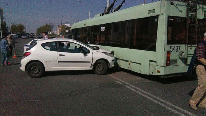 В Минске пьяный водитель протаранил автомобиль и троллейбус