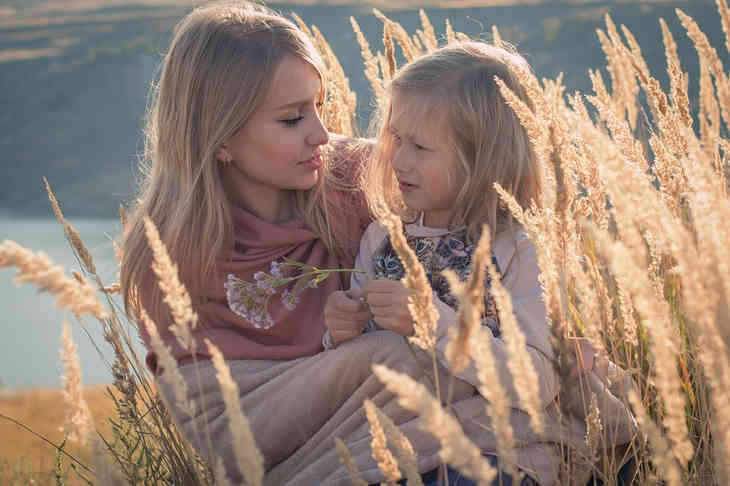 5 колких фраз, которыми матери обижают взрослых дочерей
