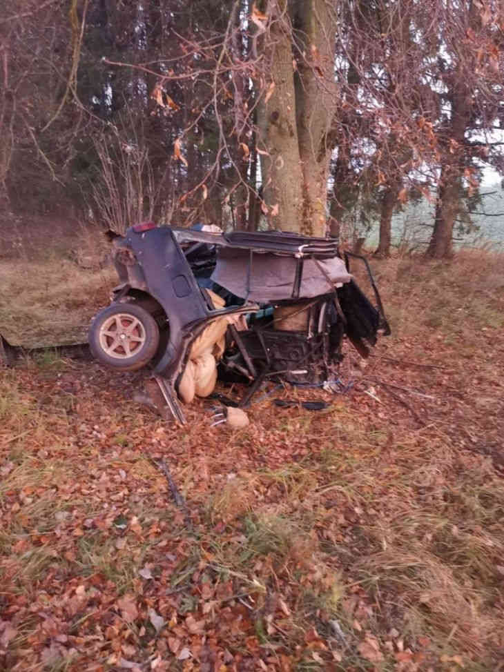 Под Оршей Volkswagen жестко разорвало от удара о дерево – погиб молодой водитель