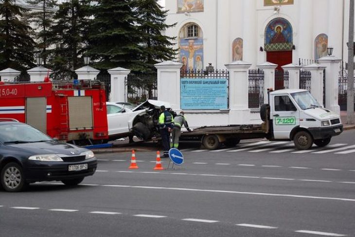 В Витебске возле церкви произошла страшная авария. Водитель в больнице 