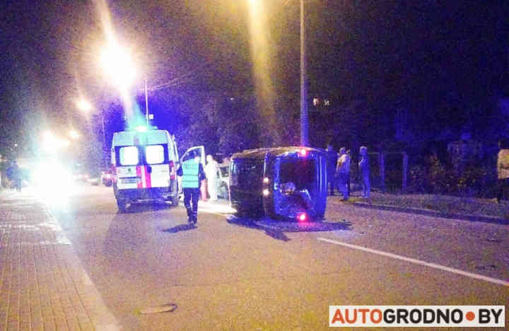 В Гродно водитель наскочил на припаркованную машину и «положил» свой Opel на бок