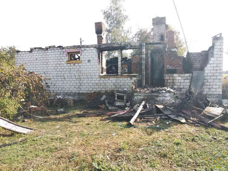 В Калинковичском районе на пожаре сгорел мужчина, его придавило обрушившейся кровлей