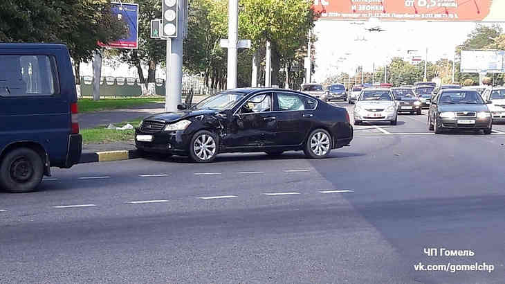 В Гомеле на перекрестке Советская - Малайчука столкнулись два авто